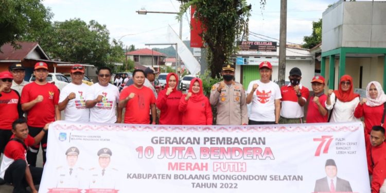Bupati dan Jajaran Pemkab Bolsel Lakukan Gerakan Pembagian 10 Juta Bendera Merah Putih