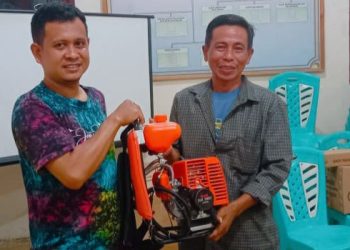 Pemdes Molobog Barat Salurkan Bantuan Mesin Pemotong Rumput  kepada Kelompok Tani