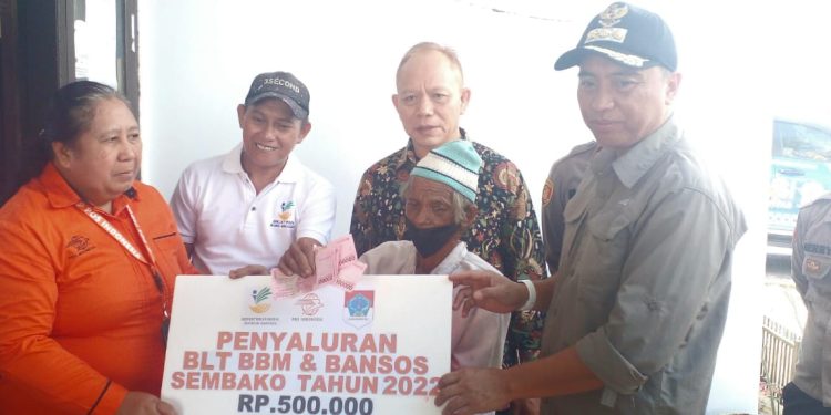 Bupati Boltim Serahkan BLT BBM dan Sembako Secara Simbolis