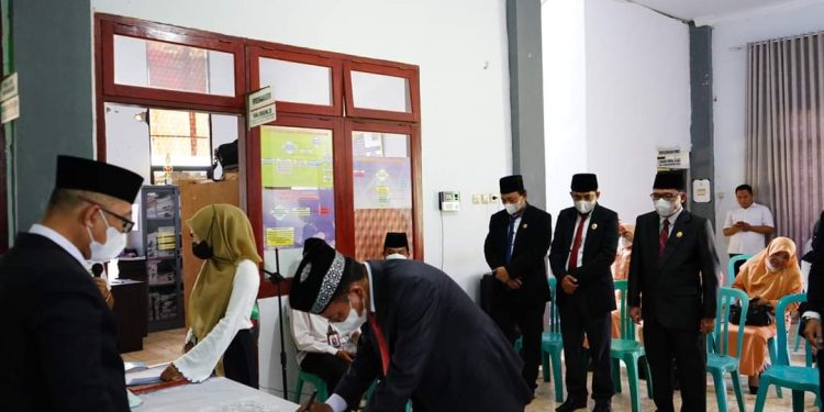 Kepala Kemenag Bolmong Lantik 7 Pejabat Eselon IV, Berikut Daftar Namanya