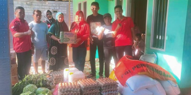 DPC PDI Perjuangan Bolsel Bantu Korban Terdampak Banjir di Desa Saibuah