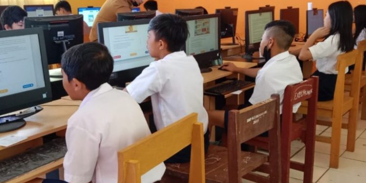 Dinas Pendidikan Monitoring Pelaksanaan ANBK SMP se-Boltim