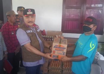 Bupati Limi Serahkan Bantuan Untuk Warga Terdampak Banjir di Dumoga Tengah