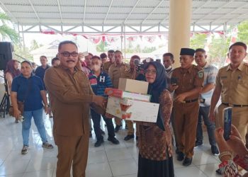 Pj Bupati Limi Mokodompit Salurkan Bantuan Bagi Penyandang Disabilitas dan KUBE