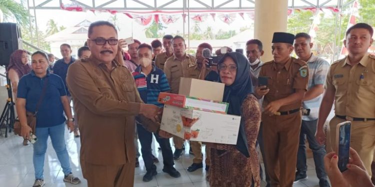 Pj Bupati Limi Mokodompit Salurkan Bantuan Bagi Penyandang Disabilitas dan KUBE