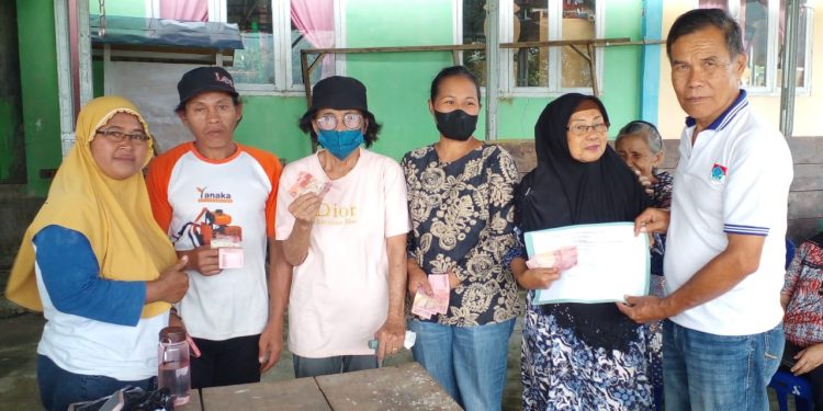 Pemdes Modayag Salurkan BLT DD kepada 90 KPM