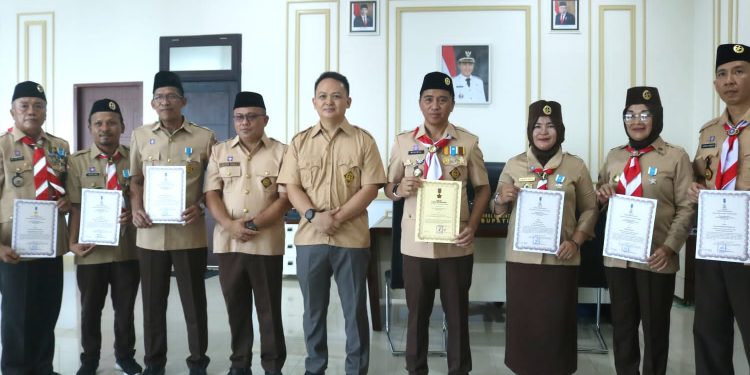 Bupati Boltim Terima Penganugerahan Tanda Penghargaan Lencana Darma Bakti