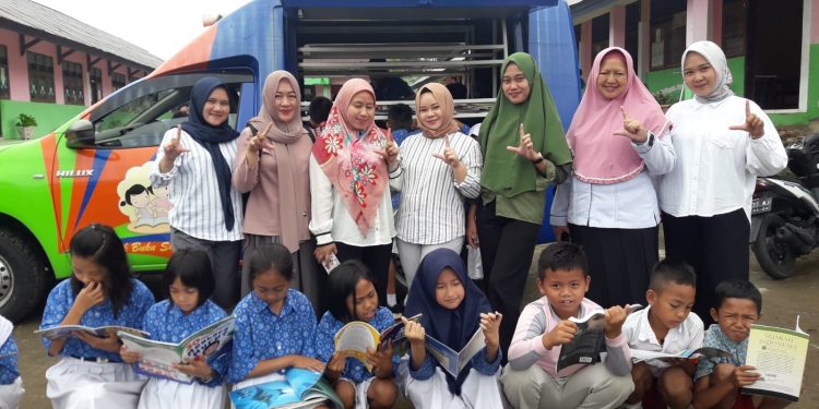 Dinas Perpustakaan Boltim Lakukan Pelayanan Mobil Perpustakaan Keliling di SDN 1 Modayag II