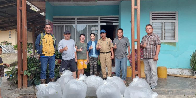 Dinas Perikanan Salurkan Benih Ikan Nila kepada Kelompok Mokitompia Bersinar Desa Modayag III