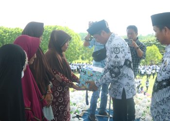 Bupati Boltim Serahkan Bantuan Sembako kepada Masyarakat Kurang Mampu
