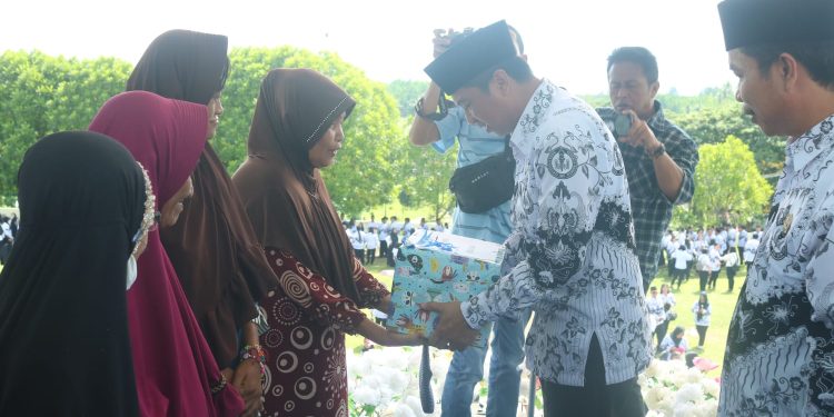 Bupati Boltim Serahkan Bantuan Sembako kepada Masyarakat Kurang Mampu