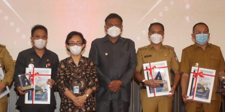 Hadiri Penyerahan DIPA dan Alokasi TKD, Bupati Boltim Terima Penghargaan atas Capaian WTP ke-9