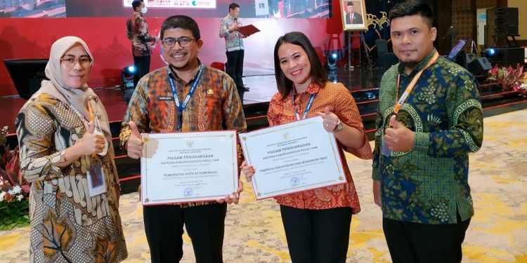 Pemkab Boltim Terima Piagam Penghargaan Kabupaten Peduli HAM