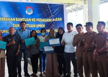 Pemkab Boltim Serahkan Bantuan ke Pedagang Pasar di Pasar Ambang Modayag