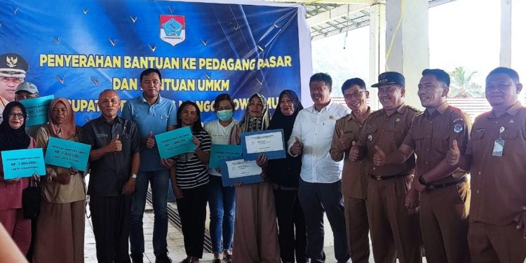 Pemkab Boltim Serahkan Bantuan ke Pedagang Pasar di Pasar Ambang Modayag