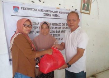 Pemkab Boltim Serahkan Bansos Inflasi kepada Lansia, Disabilitas, ABH di Kecamatan Modayag dan Mooat