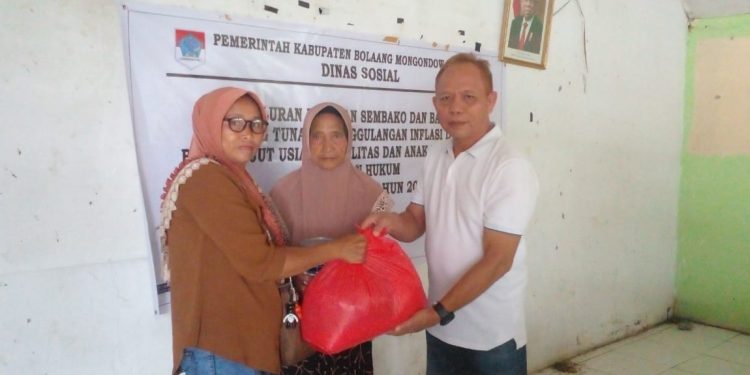 Pemkab Boltim Serahkan Bansos Inflasi kepada Lansia, Disabilitas, ABH di Kecamatan Modayag dan Mooat