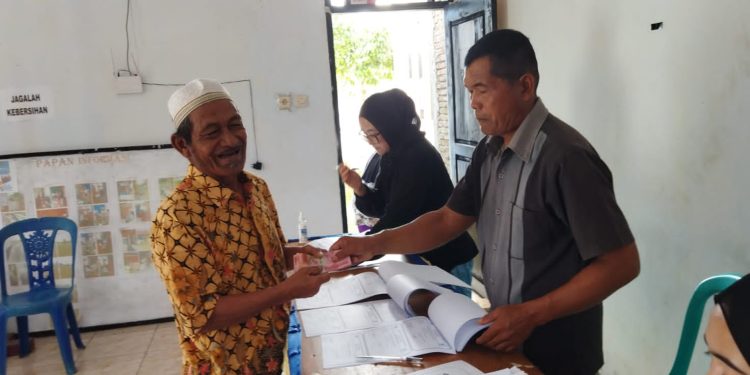 Pemdes Purworejo Tengah Salurkan BLT DD Tahap IV kepada 72 KPM
