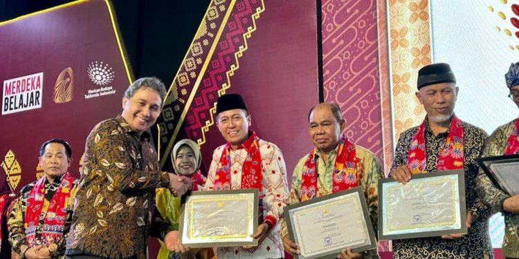Bupati Bolsel Iskandar Kamaru Terima Sertifikat Tari Dangisa atas Pengesahan Warisan Budaya Tak Benda 2022