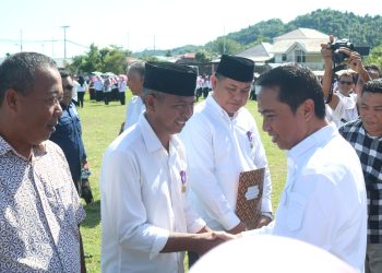 Bupati Boltim Serahkan Piagam Penghargaan dari Kemendes PDTT kepada 4 Sangadi