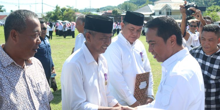 Bupati Boltim Serahkan Piagam Penghargaan dari Kemendes PDTT kepada 4 Sangadi