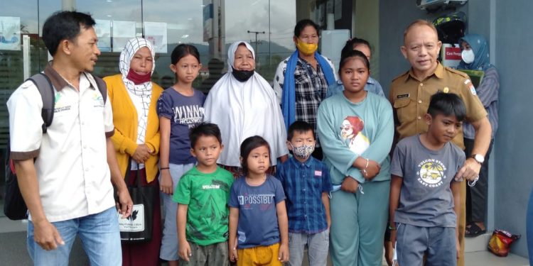 Dinsos Boltim Dampingi 89 Anak Yatim Piatu Terima Bansos Yapi