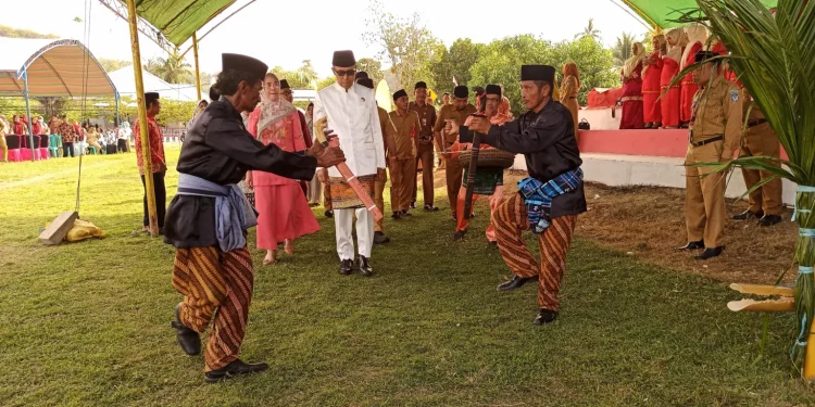 HUT Kecamatan Posigadan ke-20, Bupati dan Ketua TP PKK Bolsel di Jemput Pakai Adat