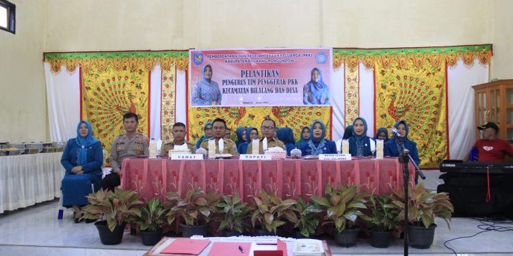 Ketua TP PKK Bolmong Hadiri Pelantikan Pengurus Kecamatan dan Desa