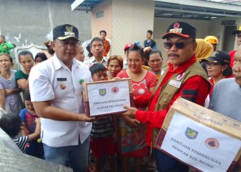 Bupati Limi Serahkan Bantuan Untuk Warga Terdampak Banjir di Kota Manado