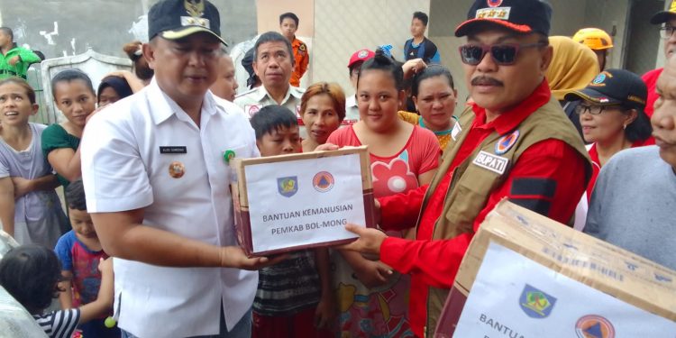 Bupati Limi Serahkan Bantuan Untuk Warga Terdampak Banjir di Kota Manado