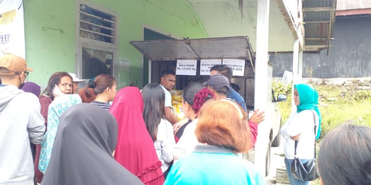 Disketapang Boltim Bersama Perum Bulog Bolmong Gelar Pasar Murah di Kecamatan Modayag