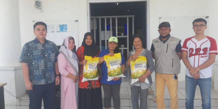 Disketapang Boltim Bersama Perum Bulog Gelar Pasar Murah di Kecamatan Mooat