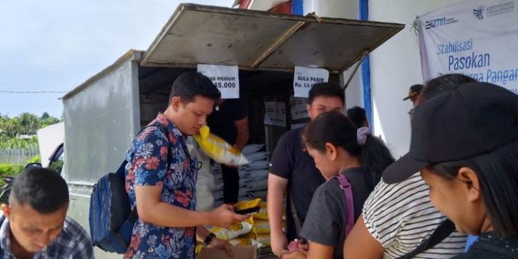 Disketapang Boltim Bersama Perum Bulog Gelar Pasar Murah di Kecamatan Motongkad