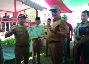 Bupati Limi Hadiri Peringatan HPSN yang Dirangkaikan dengan Penanaman Pohon di Desa Bintau 