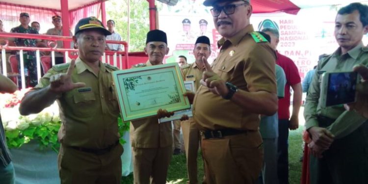 Bupati Limi Hadiri Peringatan HPSN yang Dirangkaikan dengan Penanaman Pohon di Desa Bintau