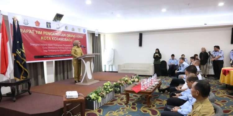 Wali Kota Tatong Bara Buka Rapat Tim Pengawasan Orang Asing