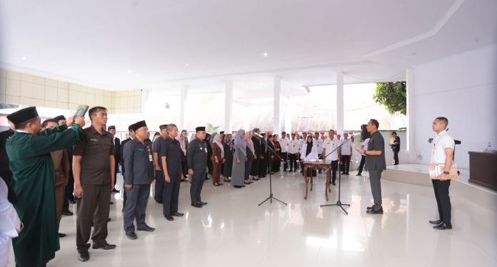 Sekkot Lantik dan Ambil Sumpah 56 Pejabat Fungsional Pemkot Kotamobagu