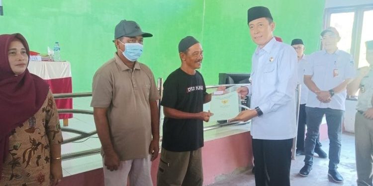 Iskandar Kamaru Bagikan Sertipikat Tanah Gratis Sebanyak 486 di 3 Desa