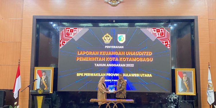 Wali Kota Tatong Bara Serahkan LKPD Tahun 2022 ke BPK RI Perwakilan Sulut