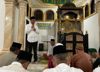 Tarawih di Masjid Al Ikhlas Bongkudai, Bupati Boltim Sampaikan Kultum