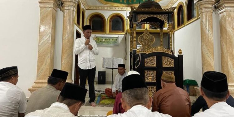 Tarawih di Masjid Al Ikhlas Bongkudai, Bupati Boltim Sampaikan Kultum