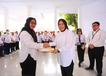 Wali Kota Tatong Bara Serahkan SPPDT PBB-P2 Tahun 2023
