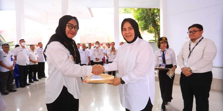 Wali Kota Tatong Bara Serahkan SPPDT PBB-P2 Tahun 2023