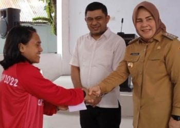 Ketua DPRD Meiddy Makalalag dampingi Wali Kota Serahkan Bonus Para Atlet Peraih Medali