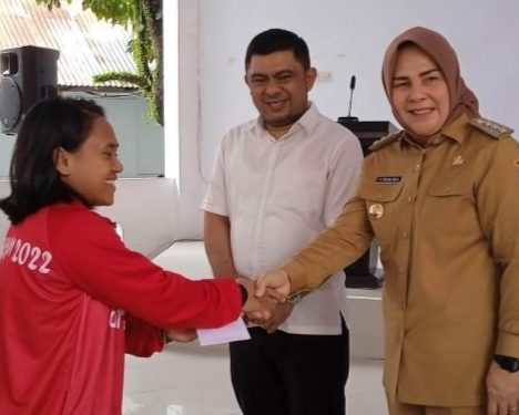Ketua DPRD Meiddy Makalalag dampingi Wali Kota Serahkan Bonus Para Atlet Peraih Medali