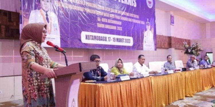 Wali Kota Tatong Bara Buka Bimtek Tata Kelola Pemerintahan Desa