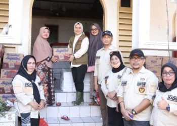 Wali Kota Tatong Bara Serahkan Bantuan Untuk Korban Bencana Banjir di Manado