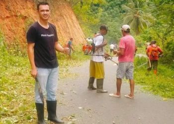 Pemdes Jiko Utara Bersama Masyarakat Bersihkan Jalan Desa dari Rumput Liar