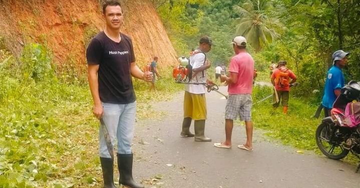 Pemdes Jiko Utara Bersama Masyarakat Bersihkan Jalan Desa dari Rumput Liar