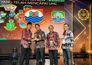 Menteri Kesehatan Serahkan Penghargaan UHC Award 2023 ke Pemkab Bolsel
